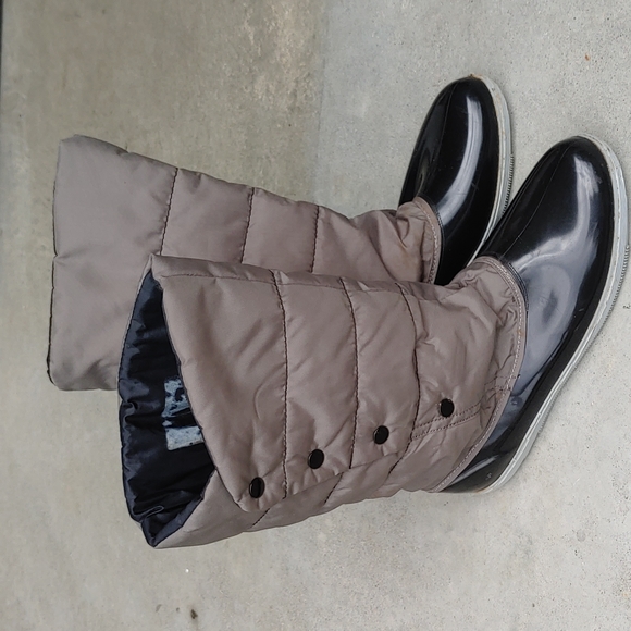Ladies rain/snow boots, black & grey, fleece lined foot, sz 8, Velcro close - Picture 9 of 10